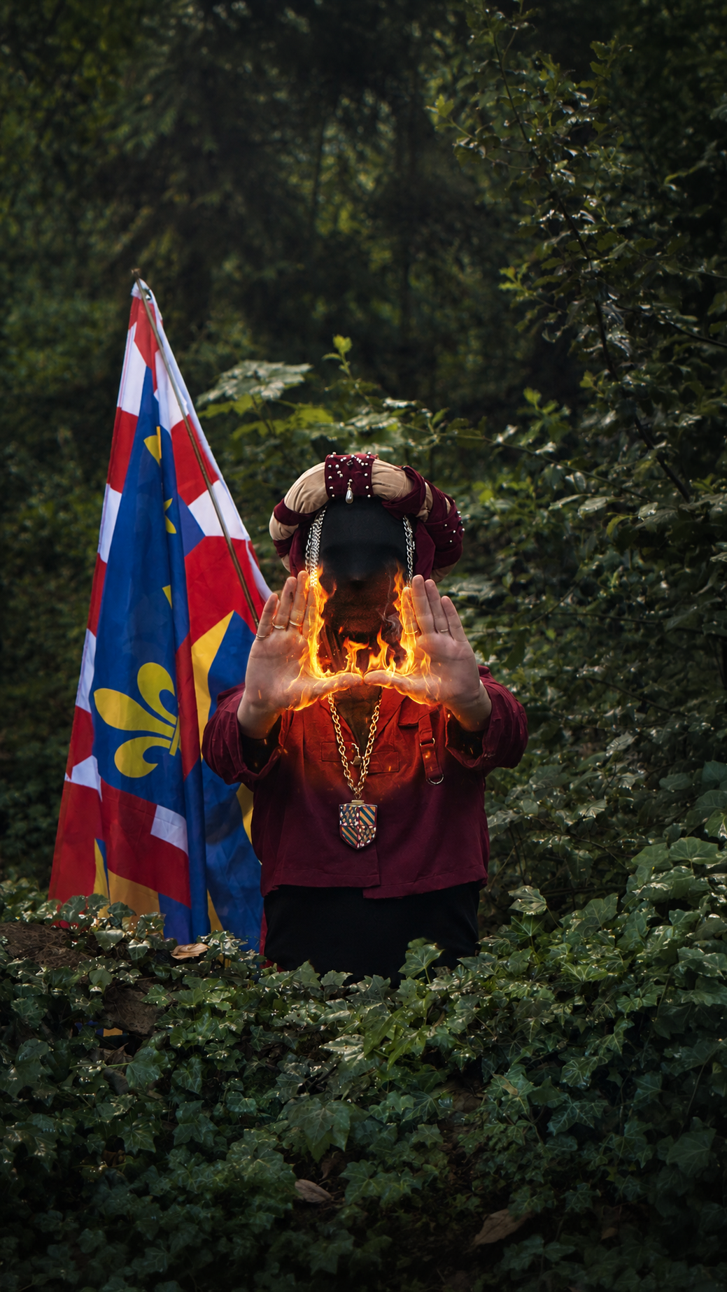 Pilippe le Hardy devant un H en flammes